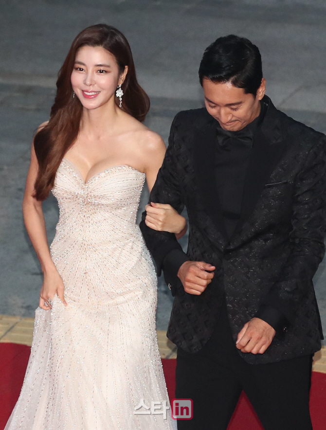 [포토]배우 김규리-신현준, '육감적 몸매에 쑥스러워요'