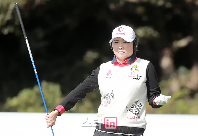 [포토] 유수연 추운 날씨 스트레칭은 기본