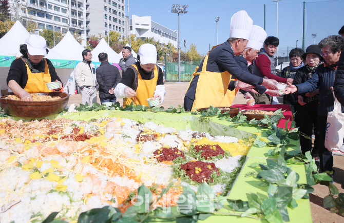 [포토]한우 숯불구이 축제, 육회 비빔밥 나눔해요