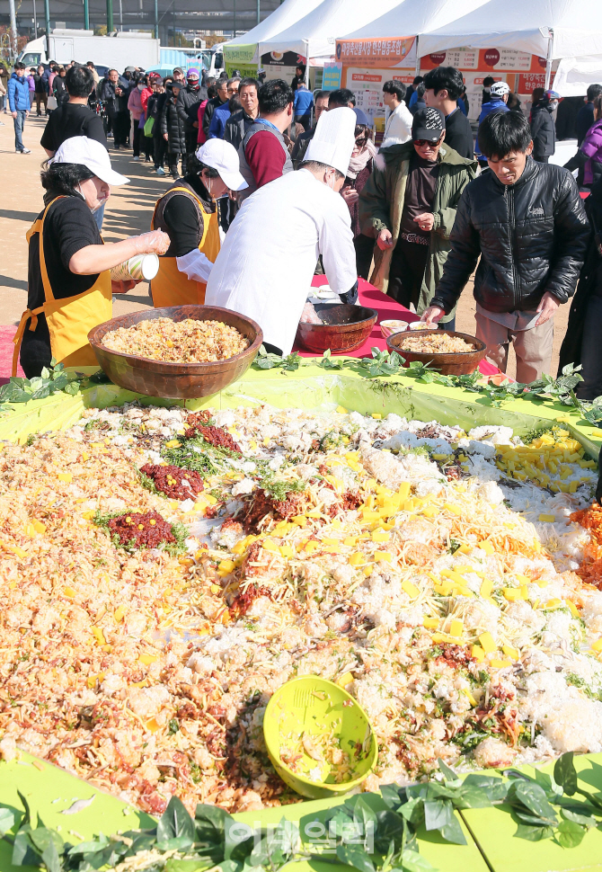 [포토]한우숯불구이 축제에서 즐기는 육회 비빔밥