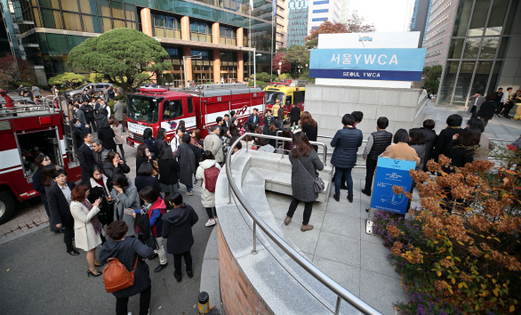 서울 명동 YWCA회관 지하 공사장서 화재…180여명 대피