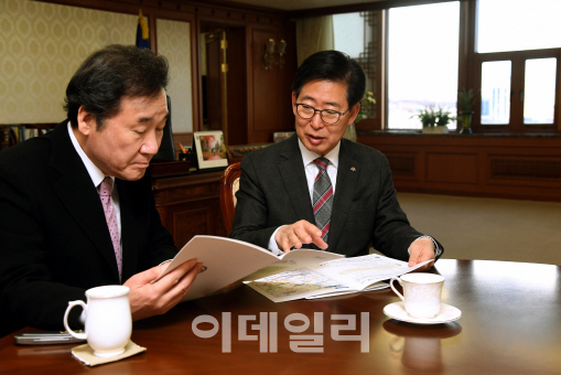 [포토]양승조 충남지사, 이낙연 총리에게 현안사업 지원 요청