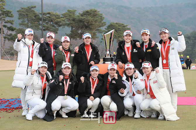 [포토] 오렌지라이프 챔피언스트로피 준우승 팀 KLPGA 수고하셨습니다