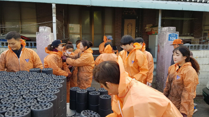 삼표그룹, 서울·강원지역 연탄 1만1500장 전달