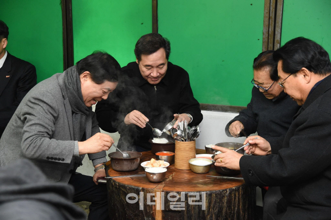 민생행보 이낙연 총리, 방송인 송해와 낙원동 국밥 오찬