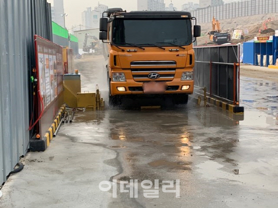 비상저감조치 따라 방진벽 세우고 물 뿌려도…여전한 날림먼지