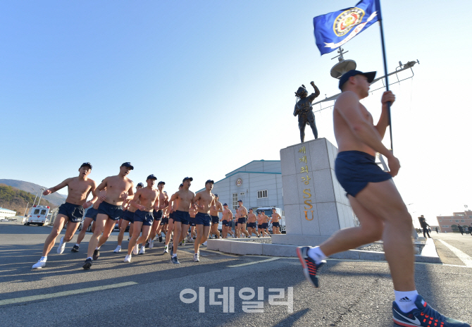 얼음장 같은 겨울바다에 풍덩…해군 해난구조대 혹한기 훈련