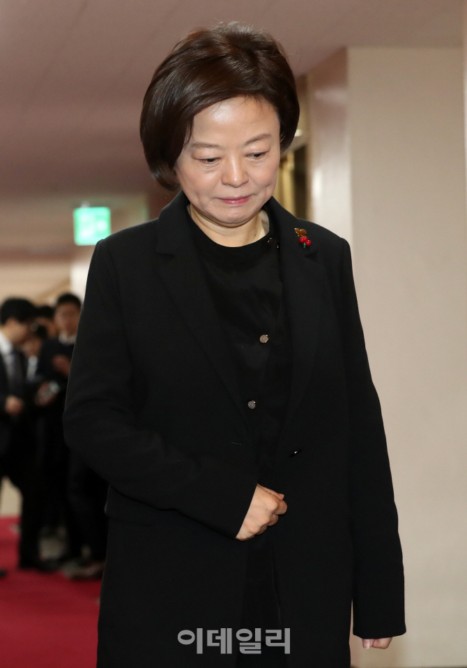 [포토]검은 옷 입고 국무회의 참석하는 진선미 여성가족부 장관
