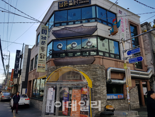 수원통닭거리 ‘북적’…1000만 영화, 골목상권 살렸다