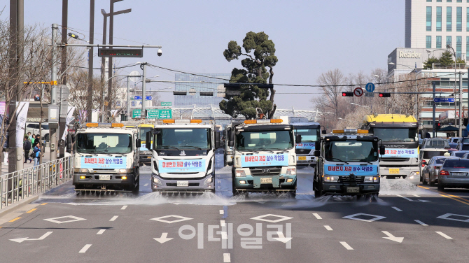 [포토]미세먼지 저감 살수 작업중