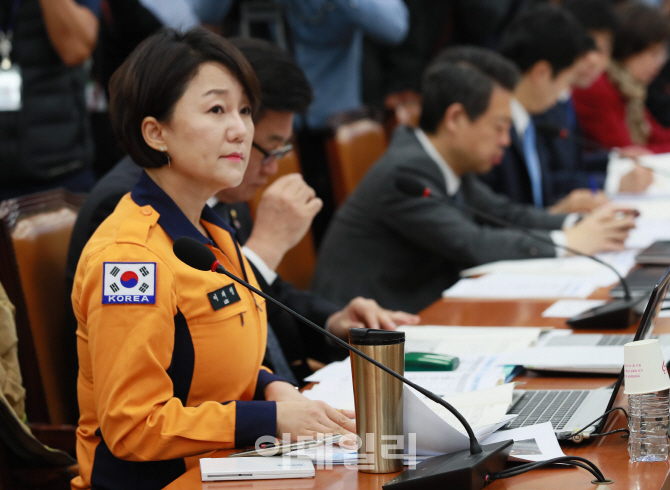 [포토]행안위 전체회의, 119 소방복 입은 이재정 의원
