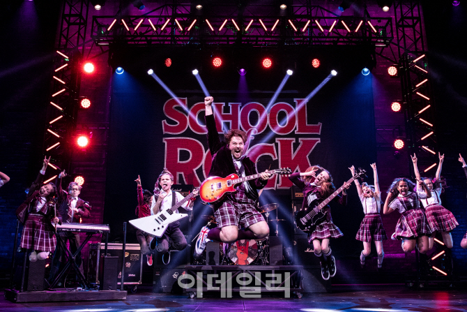 뮤지컬 스쿨 오브 락 월드투어 책임질 스쿨밴드는