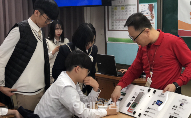 SK하이닉스, 학교 찾아가는 반도체 교육 확대