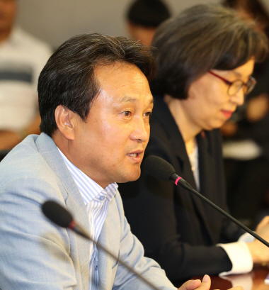 안민석 선의로 윤지오 도운 의원들 난처한 입장에 처해