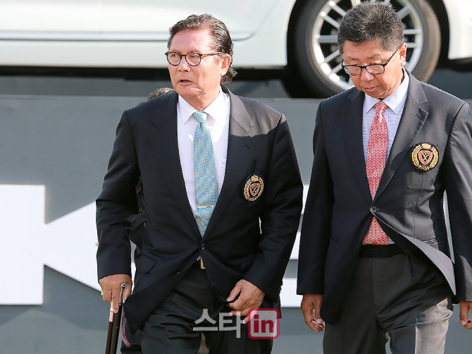 [포토] 시상식장에 들어서는 대한골프협회 허광수 회장
