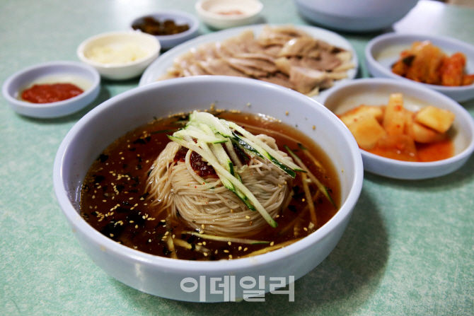 [강경록의 미식로드] 새콤한 막국수, 따끈한 돌쌈밥…부여를 맛보다