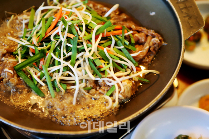 [강경록의 미식로드] 새콤한 막국수, 따끈한 돌쌈밥…부여를 맛보다