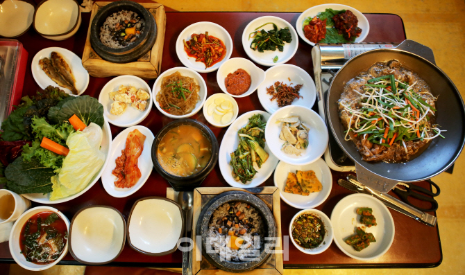 [강경록의 미식로드] 새콤한 막국수, 따끈한 돌쌈밥…부여를 맛보다