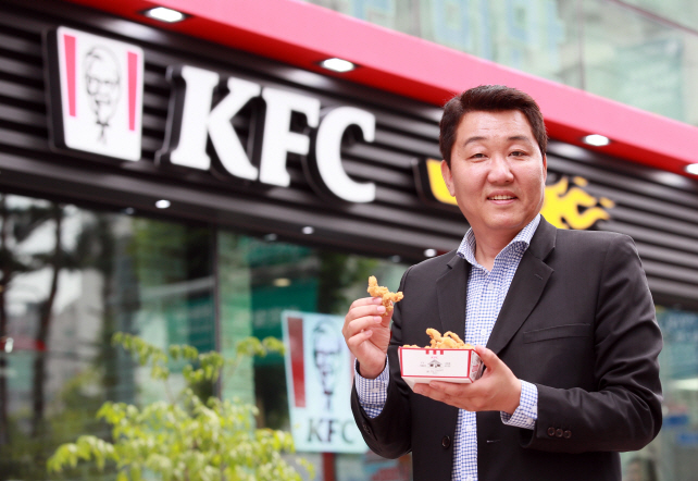 [줌인]외식계 소통왕 KFC, 닭껍질튀김으로 일냈다