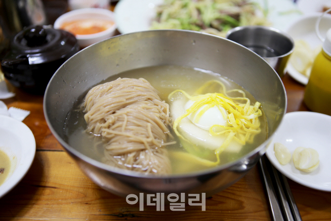 [강경록의 미식로드] ‘최소 30년’은 기본…충주의 오래된 맛집
