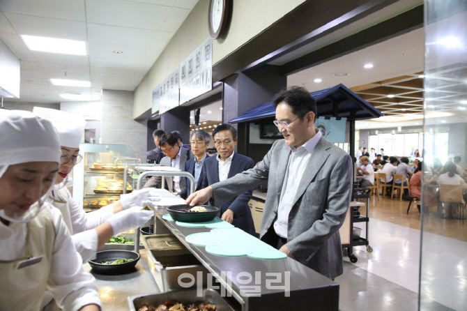 [포토] 사내 식당 또 찾은 이재용 삼성전자 부회장