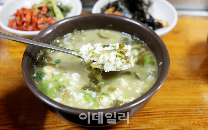 [강경록의 미식로드] 이른 새벽 한끼로도 거뜬한 시락국밥