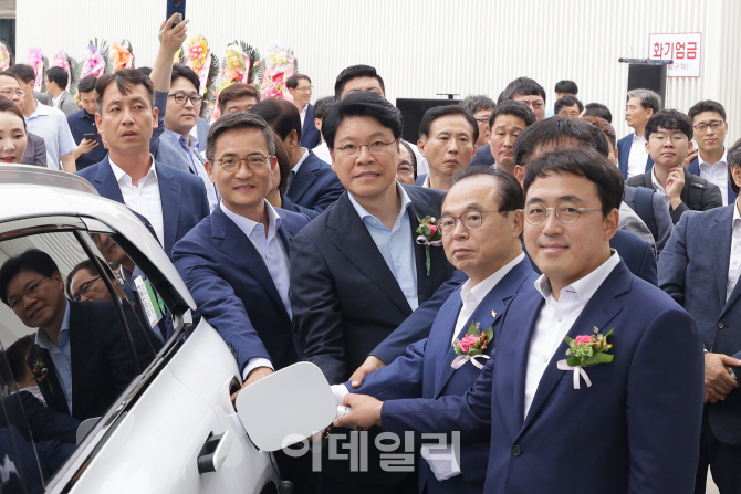 현대차, 부산에 도심형 수소충전소 열어
