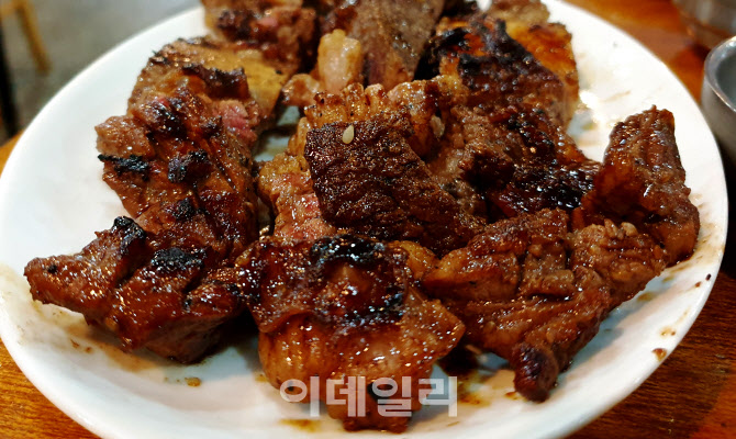[강경록의 미식로드] 주방장 경력만 61년, 소갈비 원조 조선옥