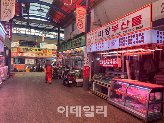 `먹어도 괜찮다는데`…돼지열병 후 뜸해진 손님에 우는 정육점·식당
