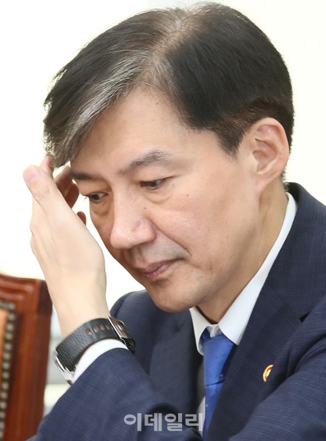 [포토]머리 만지는 조국 법무부 장관