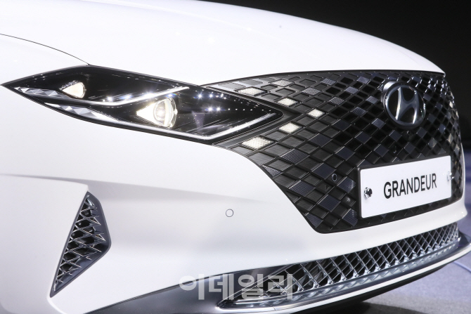 [포토]더 뉴 그랜저, 그릴-헤드램프 일체로 파격