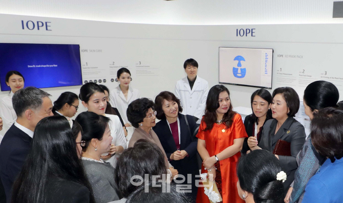 [포토]아모레퍼시픽 전시장 둘러보는 김정숙 여사와 아세안 영부인들