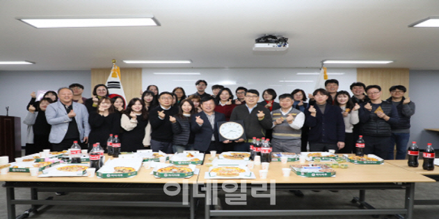문 대통령이 24개 세무서에 피자 400판 돌린 이유
