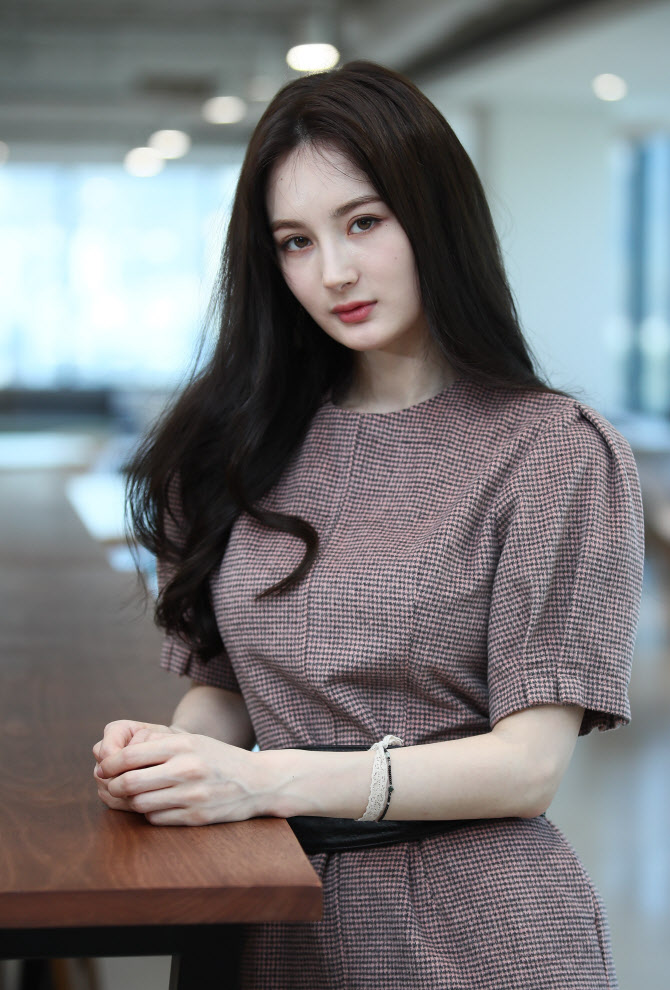 [단독]러시아 출신 가수 라나, 유튜브 해킹 피해… 경찰 신고