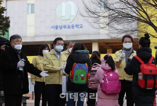 [포토]남부초 학생들 손소독제 바르고 등교하자