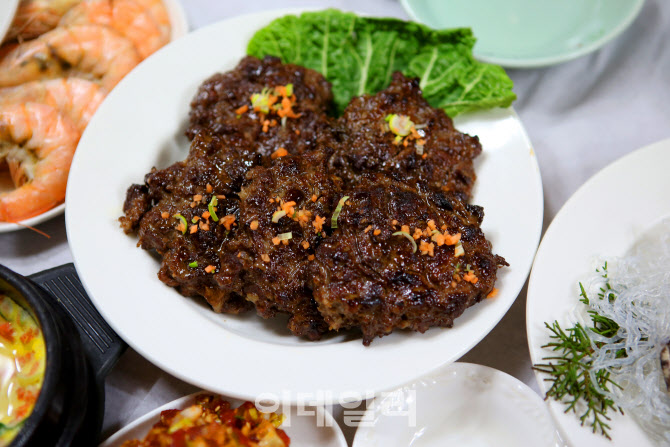 [강경록의 미식로드] 산해진미 40첩 밥상에 상다리 휘어지겠네