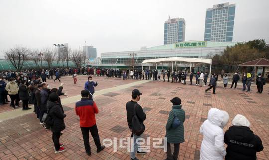 [포토]연일 마스크 대란, 판매처 인산인해