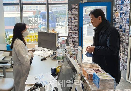 [포토] 마스크 판매점검 하는 진영 행안부 장관