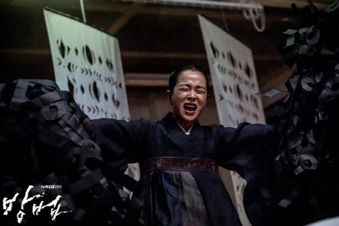 방법 연상호 작가 조민수로 진경 완성…진짜 신들릴까 걱정 [인터뷰]②