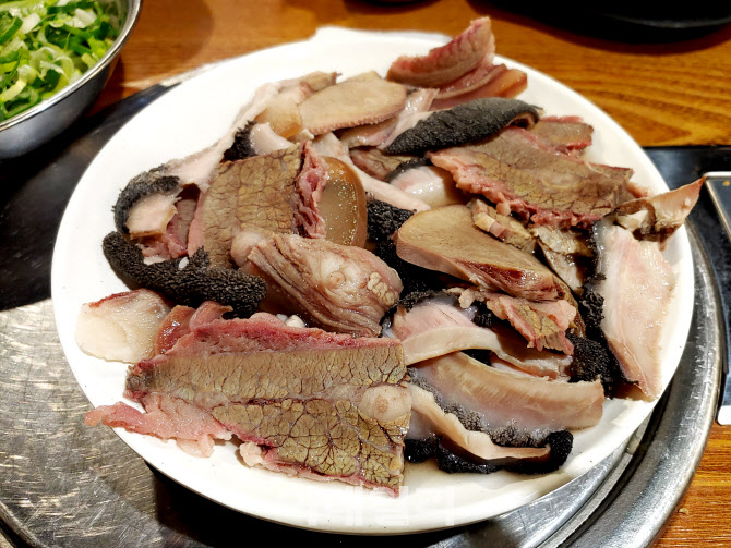 [강경록의 미식로드] 장(腸) 풀리는 맛…80년 끓인 선짓국
