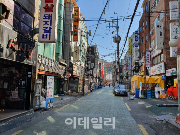 집단시설 운영제한 ‘조용한 일요일’…상인들 대체 언제 끝나나