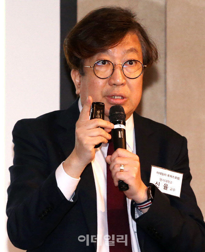 [포토]강연하는 신율 명지대 교수