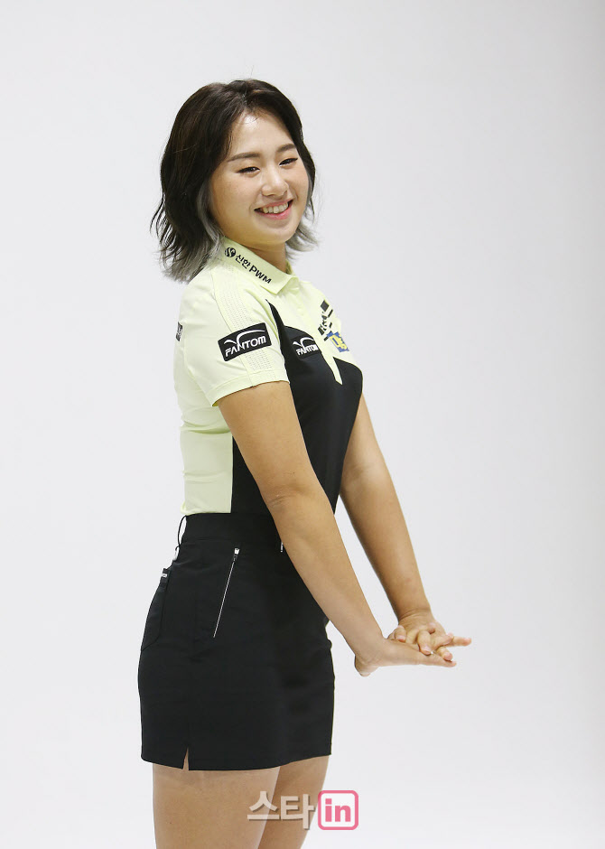 [포토]크리스패션 소녀 포즈 쑥쓰러워