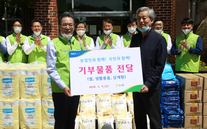 [포토] 양로원 방문한 이성희 농협회장