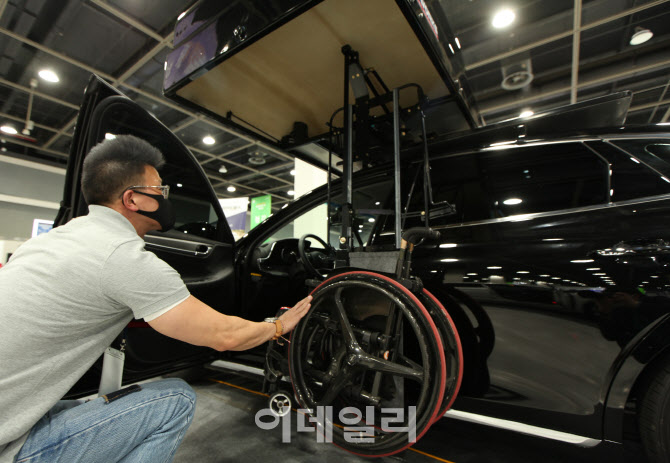 [포토]휠체어를 손쉽게 수납해주는 오토박스 차량용 보조공학기기