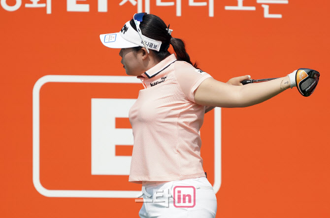 [포토] 양채린 가볍게 스트레칭 하고