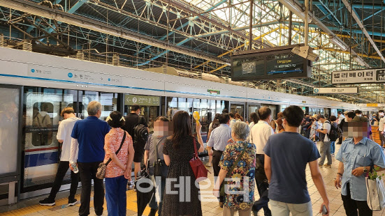 4호선 상계역서 열차 추돌사고…노원↔당고개 운행중단(종합2보)
