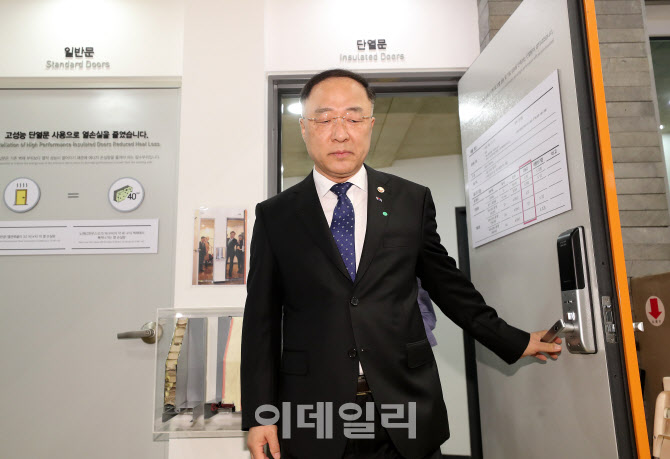 [포토]노원 이지하우스 살펴보는 홍남기 경제부총리 겸 기획재정부 장관