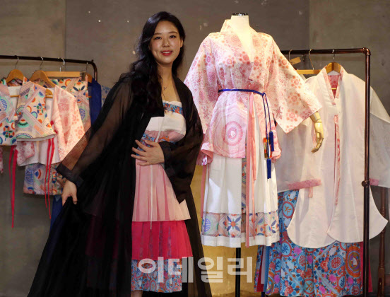 “난 한복愛 푹 빠진 관종…블랙핑크 한복 신드롬 일으켰죠”