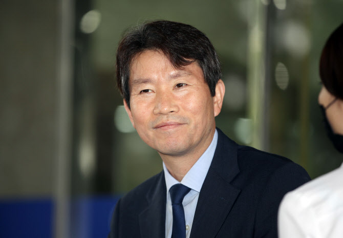 통일장관 후보자 이인영 첫 출근길…“야당과 많이 대화할 것”
